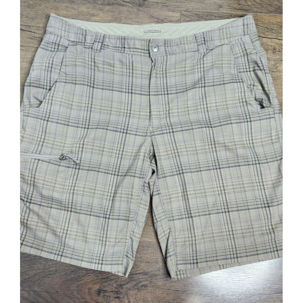 Columbia Omni Men's Beige Plaid Chino Shorts Size 40 Flat Front Outdoor Pockets